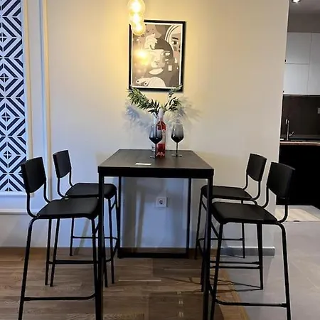Brand New Stylish 1-bedroom With Balcony + Parking Apartamento
