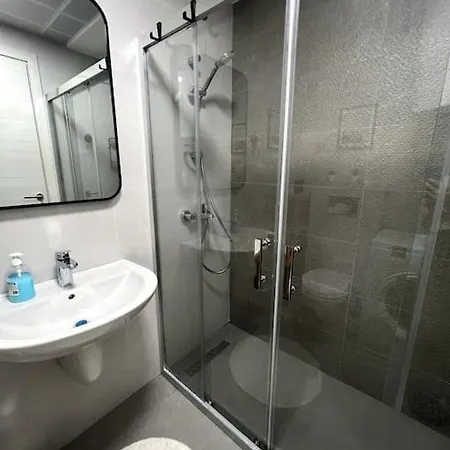 Brand New Stylish 1-bedroom With Balcony + Parking Apartamento