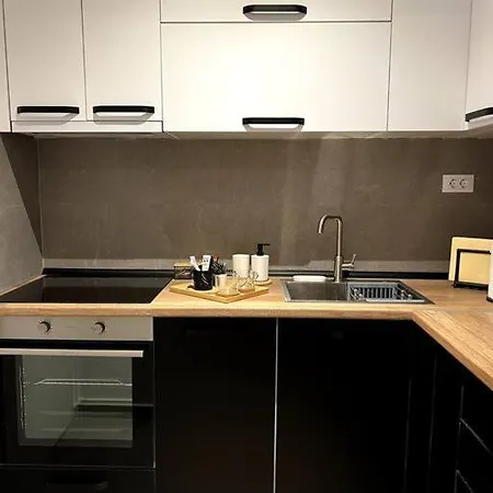 Brand New Stylish 1-bedroom With Balcony + Parking Apartamento *