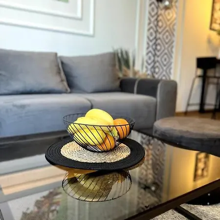 Brand New Stylish 1-bedroom With Balcony + Parking Apartamento