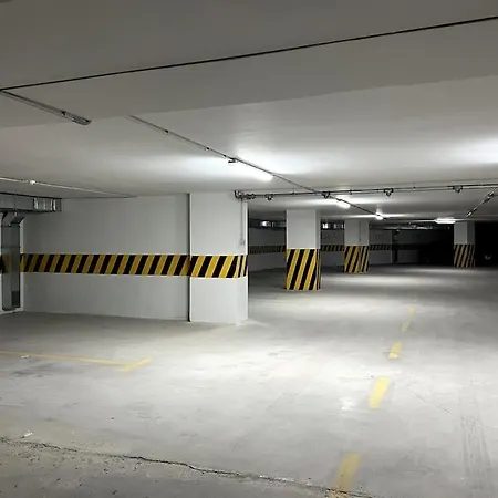 Brand New Stylish 1-bedroom With Balcony + Parking *
