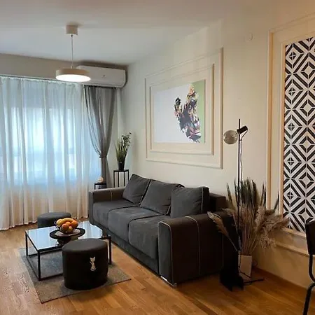 Brand New Stylish 1-bedroom With Balcony + Parking *