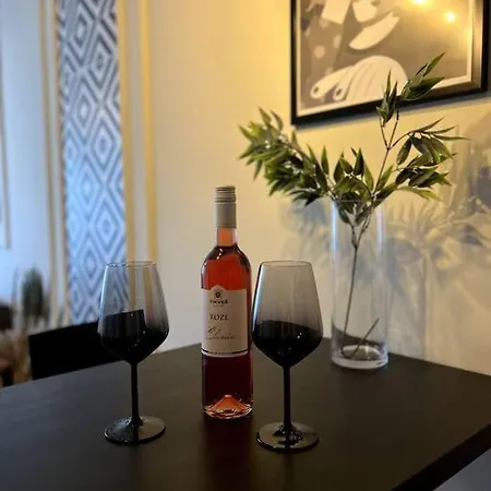 Brand New Stylish 1-bedroom With Balcony + Parking Apartamento Escópia