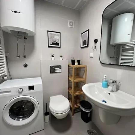 Apartamento Brand New Stylish 1-bedroom With Balcony + Parking