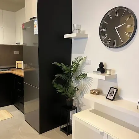 Brand New Stylish 1-bedroom With Balcony + Parking Apartamento Escópia